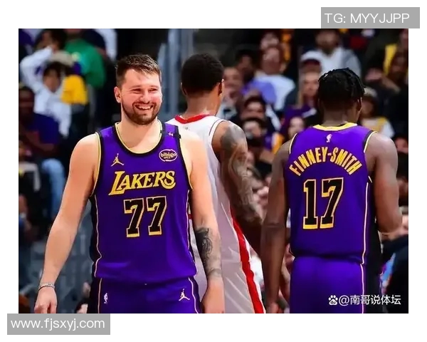 邓恩篮下推翻东契奇 双方球员爆发冲突